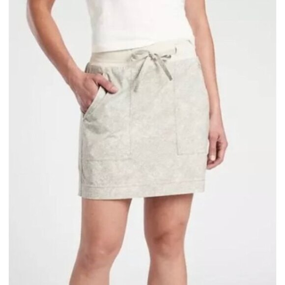 Athleta Dresses & Skirts - ATHLETA printed chelsea cargo skort size 10